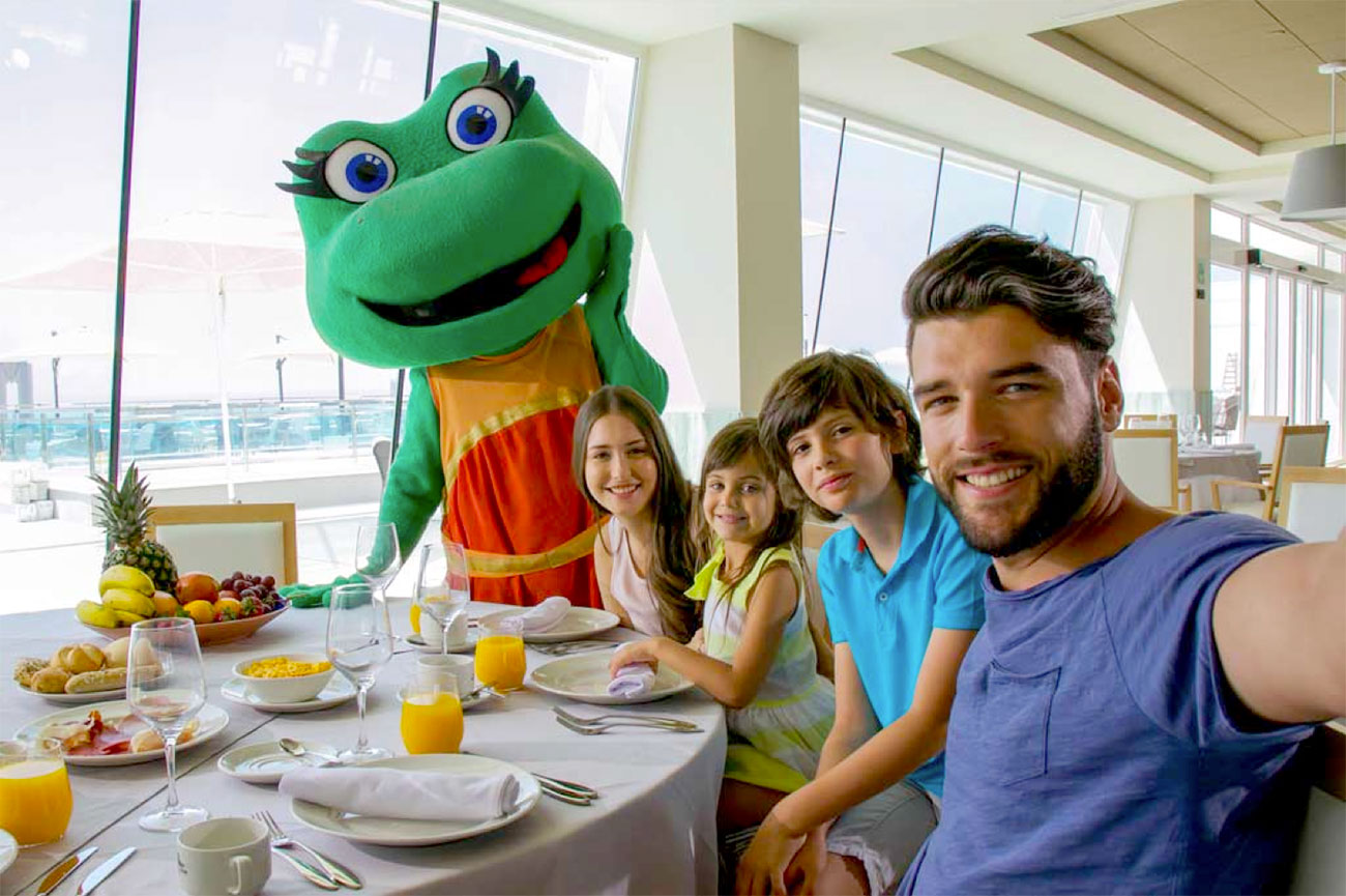 Familia comiendo en visita parque + hotel