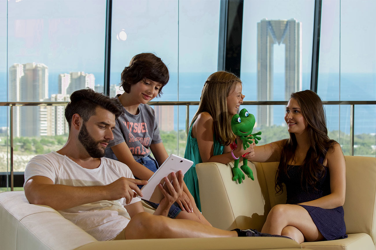 Familia descansando en el hotel